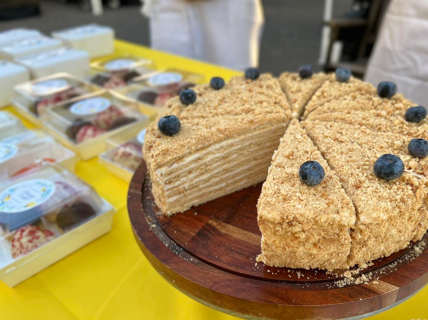 honey cakes display